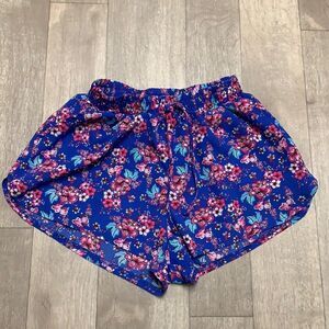 Womens UK2LA Floral Short Shorts‎